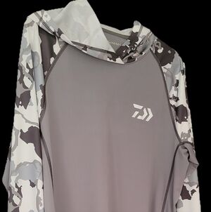 Simms x Daiwa Lightweight Hooded Fishing Shirt